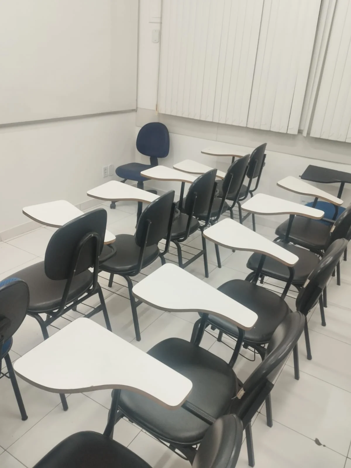 Sala de aula da Salinha Méier organizada com cadeiras e quadro branco